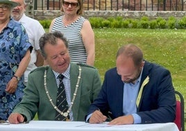 Firma del hermanamiento entre el alcalde de Teba, Cristobal Corral y el alcalde del concejo de Melrose, Michael Sherlock.