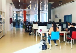 Estudiantes en la biblioteca alhaurina.