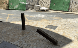 Los aledaños del Ayuntamiento tienen varios desperfectos