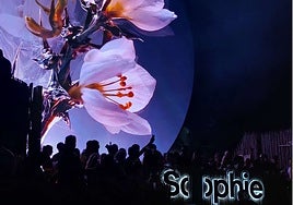 La pantalla gigante resucita durante la sesión de Charlotte de Witte.