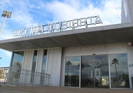 Fachada de la piscina cubierta de Cártama.