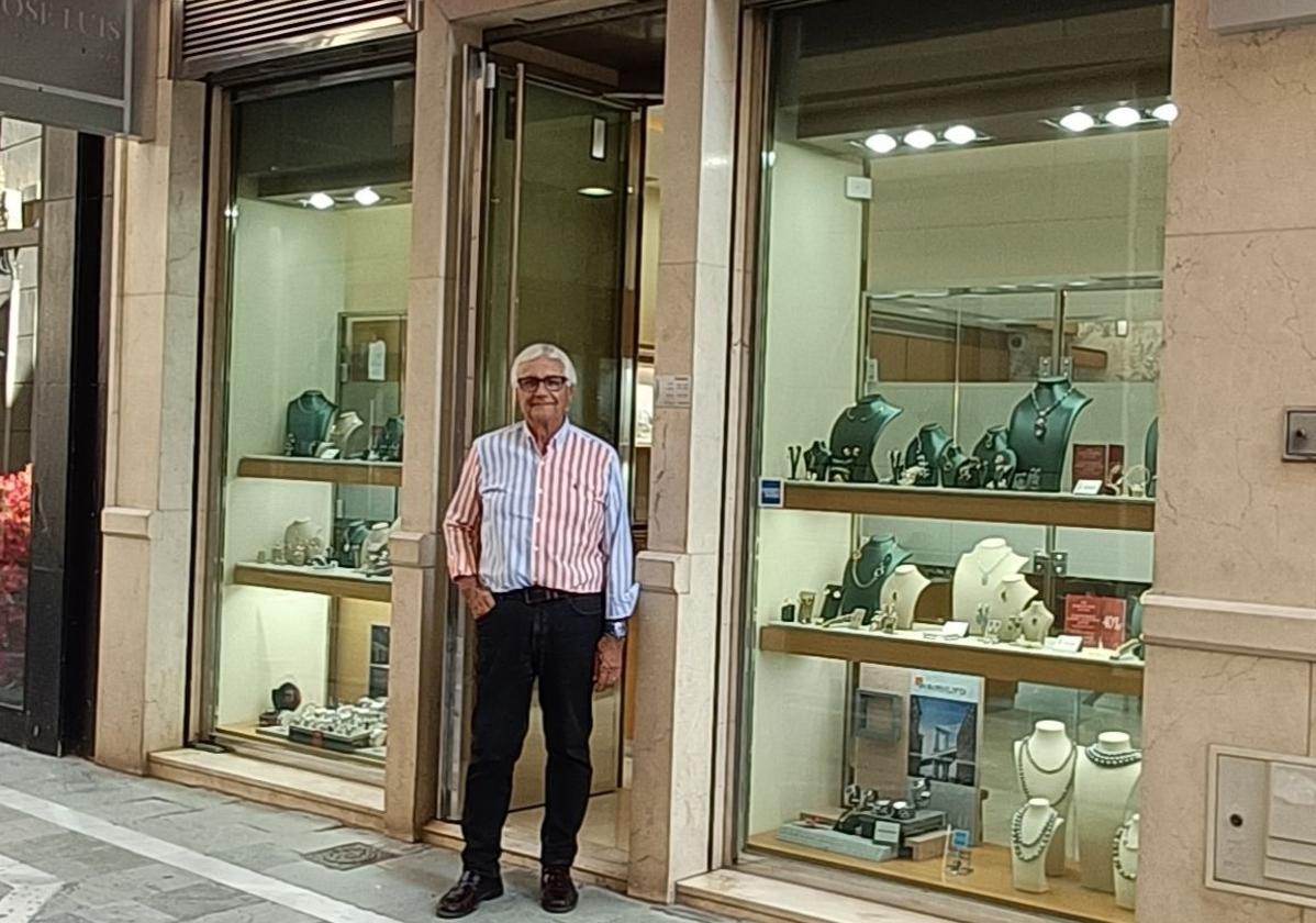 José Luis Joyero celebra su jubilación brindando a sus clientes un descuento del 40%