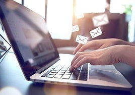 Condenan a una empresa por enviarle correos a una empleada durante su baja por ansiedad: «Atenta contra su dignidad»