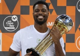 Melvin Ejim posa sonriente con el trofeo de la Copa del Rey ganado en Las Palmas.