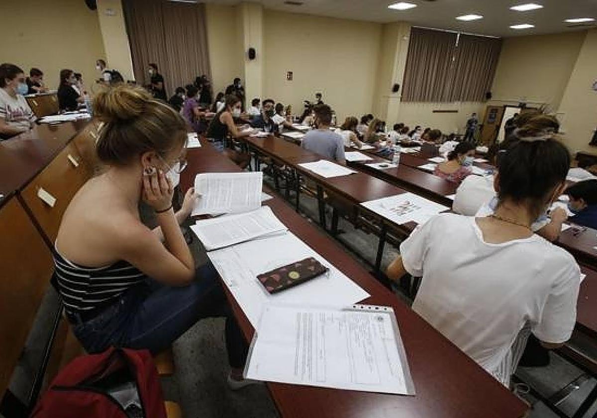 Más de 13.500 estudiantes andaluces se presentan este martes a la prueba extraordinaria de acceso a la universidad