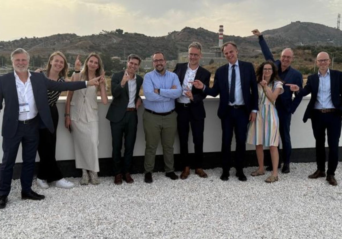 José Carlos Garín, con camisa azul en el centro de la foto, rodeado de representantes de IMEC en una reciente visita a Málaga.