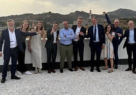 José Carlos Garín, con camisa azul en el centro de la foto, rodeado de representantes de IMEC en una reciente visita a Málaga.