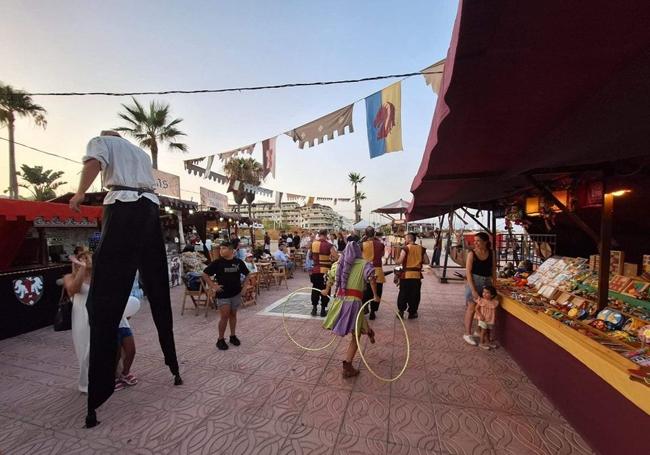 Mercado medieval en el paseo marítimo de Sabinillas.