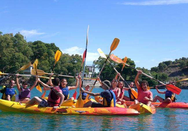 Jóvenes en kayaks de Indian Sport en El Chorro.