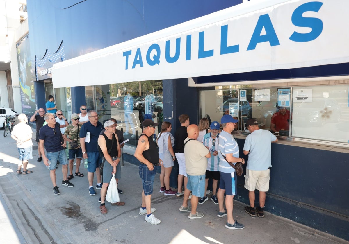 Aficionados hacen cola en las taquillas de La Rosaleda.