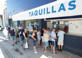 Aficionados hacen cola en las taquillas de La Rosaleda.