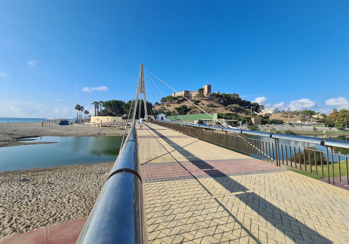 Vista del castillo de Sohail desde el Puente de la Armada.