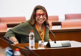 La aspirante a Defensora del Pueblo Andaluz, Rosario García, ayer en su comparecencia en el Parlamento.
