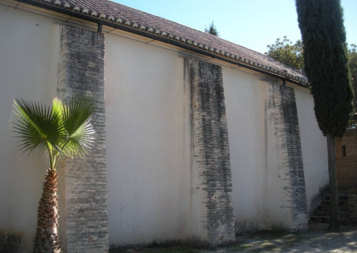 Imagen secundaria 1 - En la primera imagen, el exterior del polvorín muestra su construcción con dos naves y cubierta a dos aguas, una innovación en la época. En la segunda, contrafuertes en los muros para resistir las explosiones y ataques al edificio. En la última, pequeña abertura vertical que consigue que la estructura no se debilite, pero se pueda ventilar el interior.