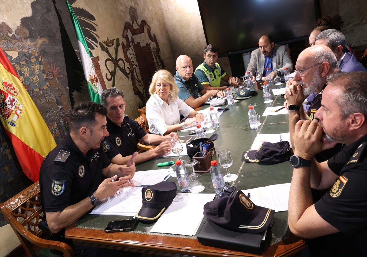 La alcaldesa de Marbella, Ángeles Muñoz, ha presidido la Junta Local de Seguridad.
