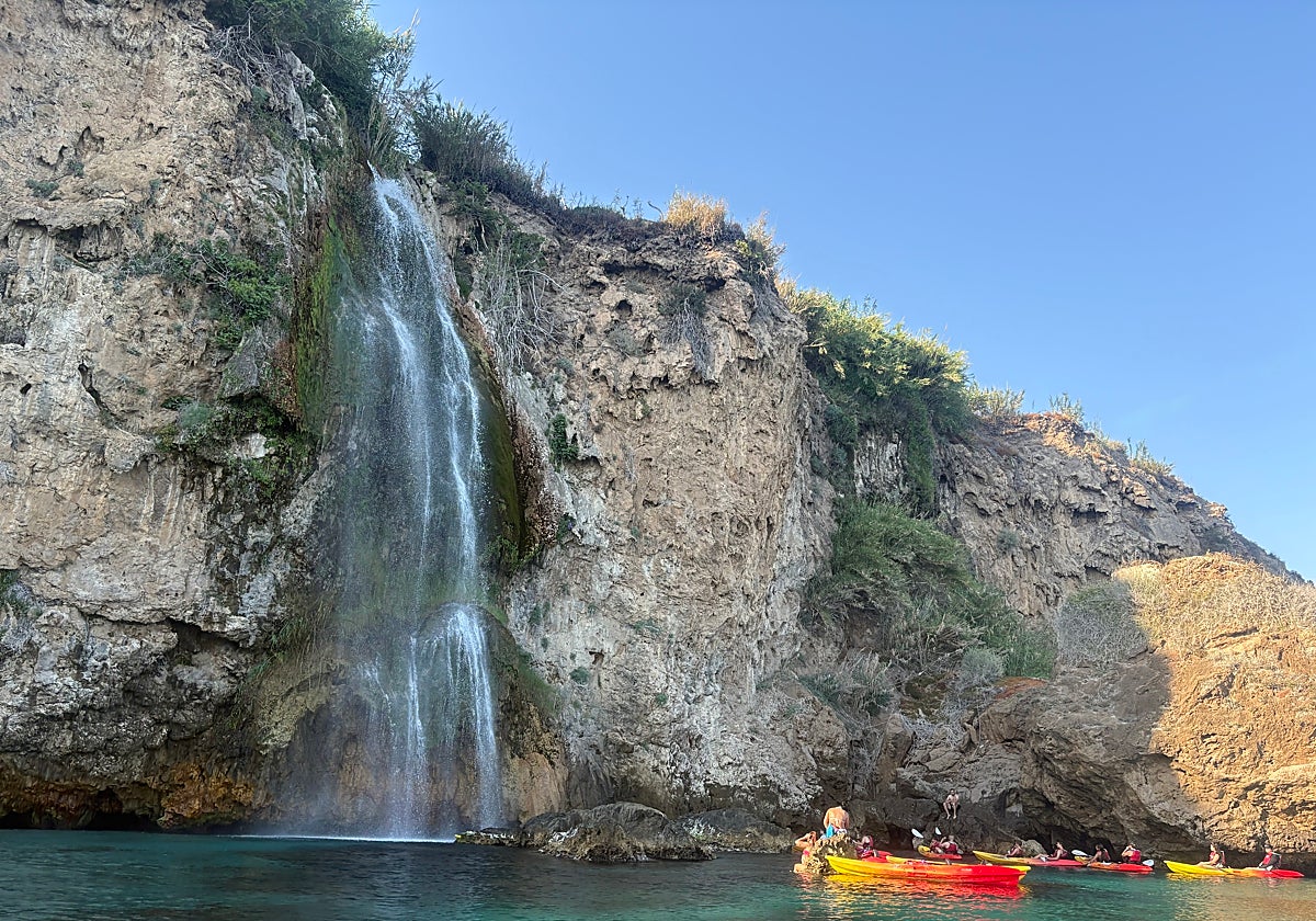 Canoas, junto a la Cascada Grande de Maro.