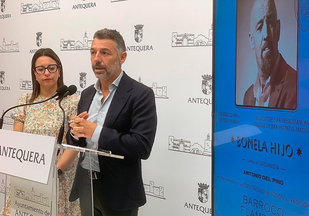 Elena Melero y Juan Rosas presentando el concierto