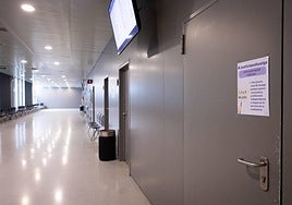 Uno de los pasillos del edificio judicial, completamente vacío por la suspensión de los juicios.