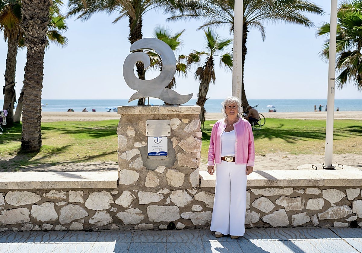 Teresa Porras, junto al distintivo de calidad de la playa.