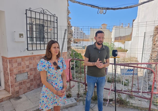 Los ediles del PSOE, junto a la parcela municipal.