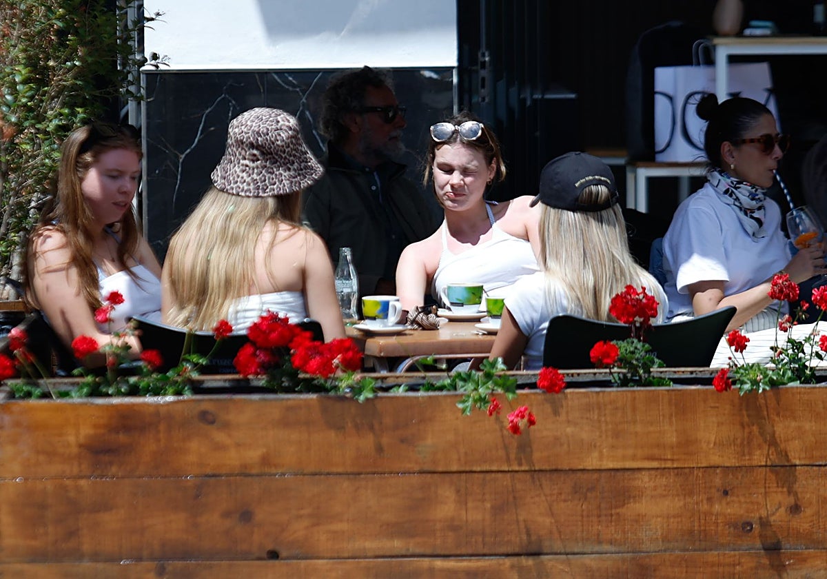 Turistas toman un café en una terraza de Málaga.