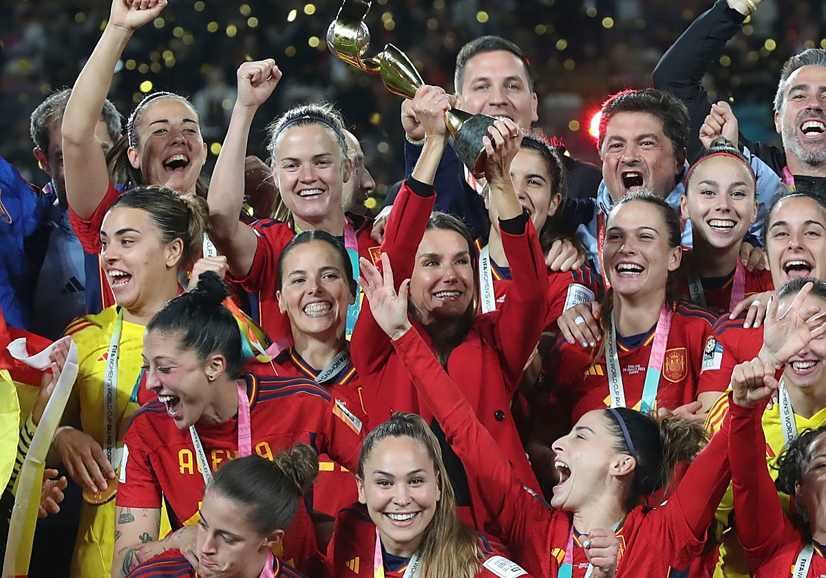 La selección española femenina, en presencia de la reina Letizia, celebra el mundial conseguido en 2023.