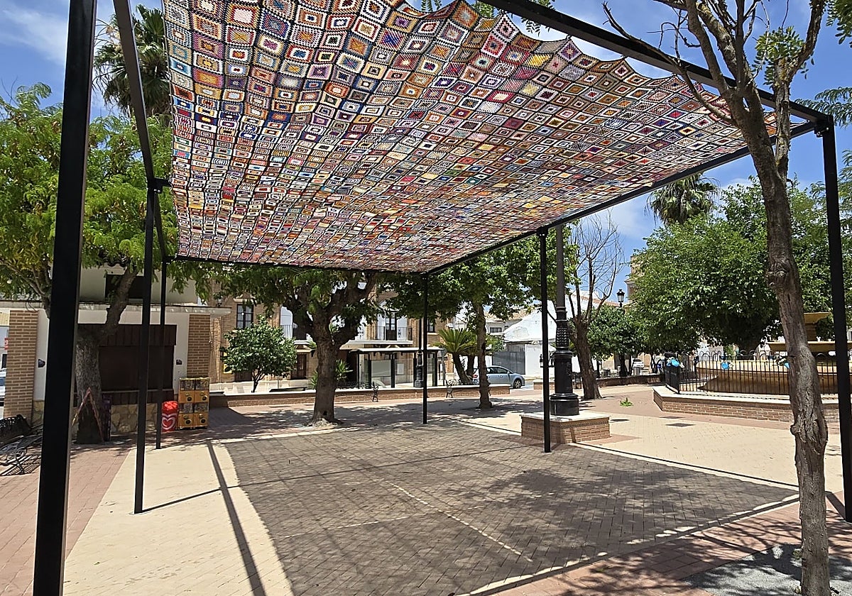 El toldo realizado por la Asociación Escalera de Color de Sierra de Yeguas.