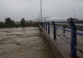 El puente de la Azucarera, durante una crecida en el año 2016.