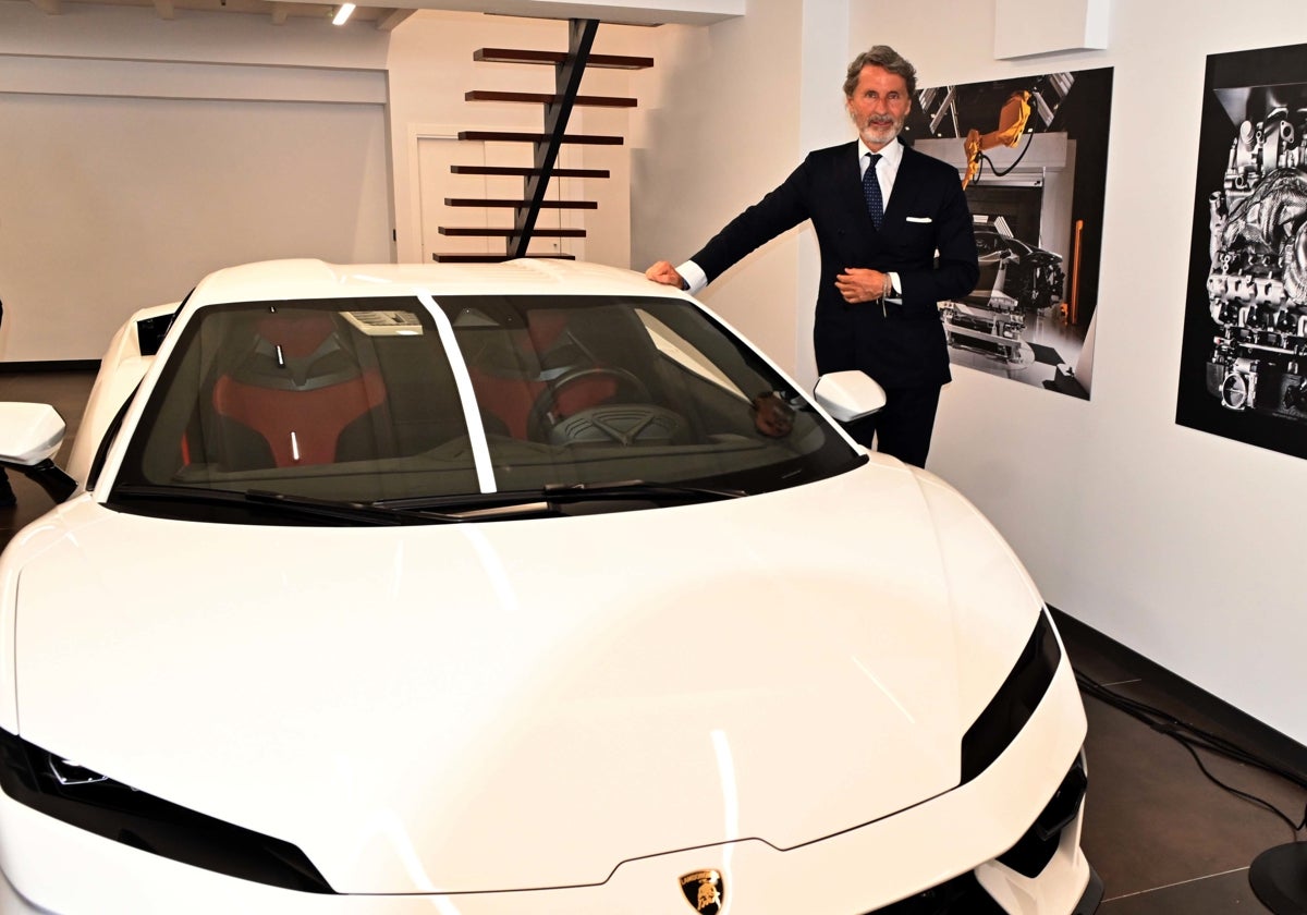 El presidente y CEO de la compañía, Stephan Winkelmann, junto a uno de los ejemplares.