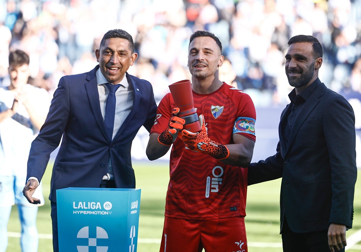 Basti, Alfonso Herrero y Jesús Gámez entregan a Alfonso Herrero (en el centro) el premio a mejor jugador del mes de noviembre en Segunda División.