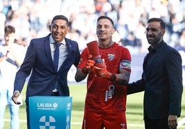 Basti, Alfonso Herrero y Jesús Gámez entregan a Alfonso Herrero (en el centro) el premio a mejor jugador del mes de noviembre en Segunda División.