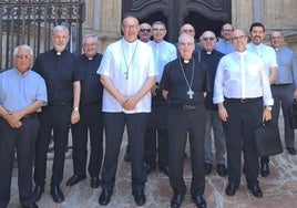 José Antonio Satué y Jesús Catalá, en el centro, junto a miembros del Cabildo de la Catedral.
