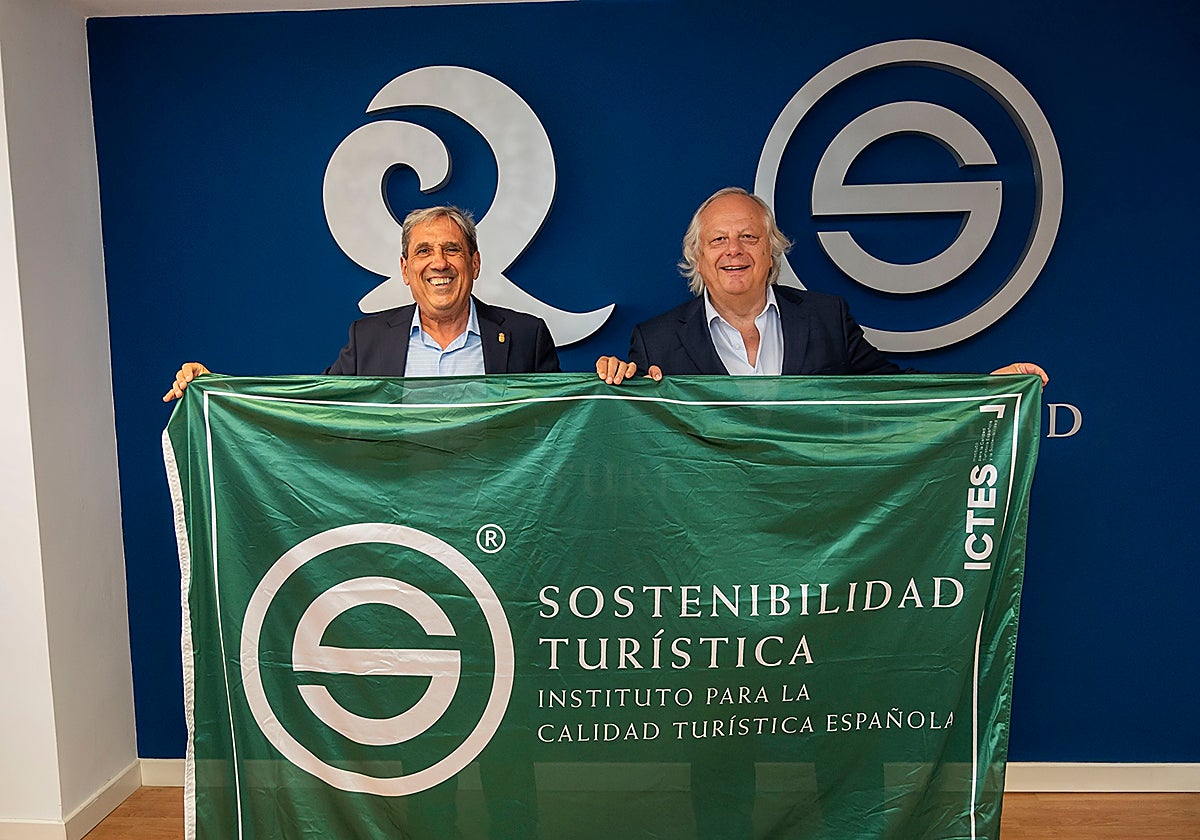 Entrega de las banderas al Ayuntamiento de Rincón de la Victoria.