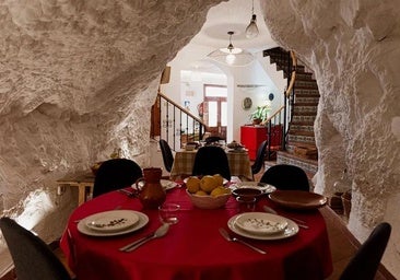 Comedor dentro de la casa cueva de Villa 42.