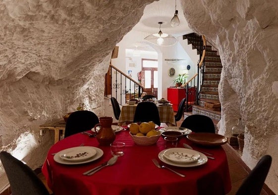 Comedor dentro de la casa cueva de Villa 42.