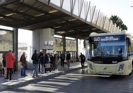 Viajeros en la parada del bus de Muelle Heredia.