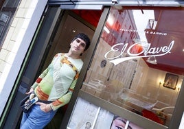 La Dani, en la puerta de su peluquería de calle Manrique.