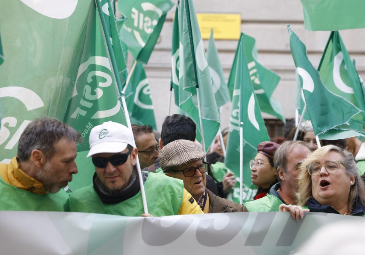 Un grupo de funcionarios, en una protesta frente al Ministerio de Hacienda.