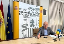El subdelegado del Gobierno en Jaén, Manuel Fernández, en la rueda de prensa de ayer tras lo hechos.