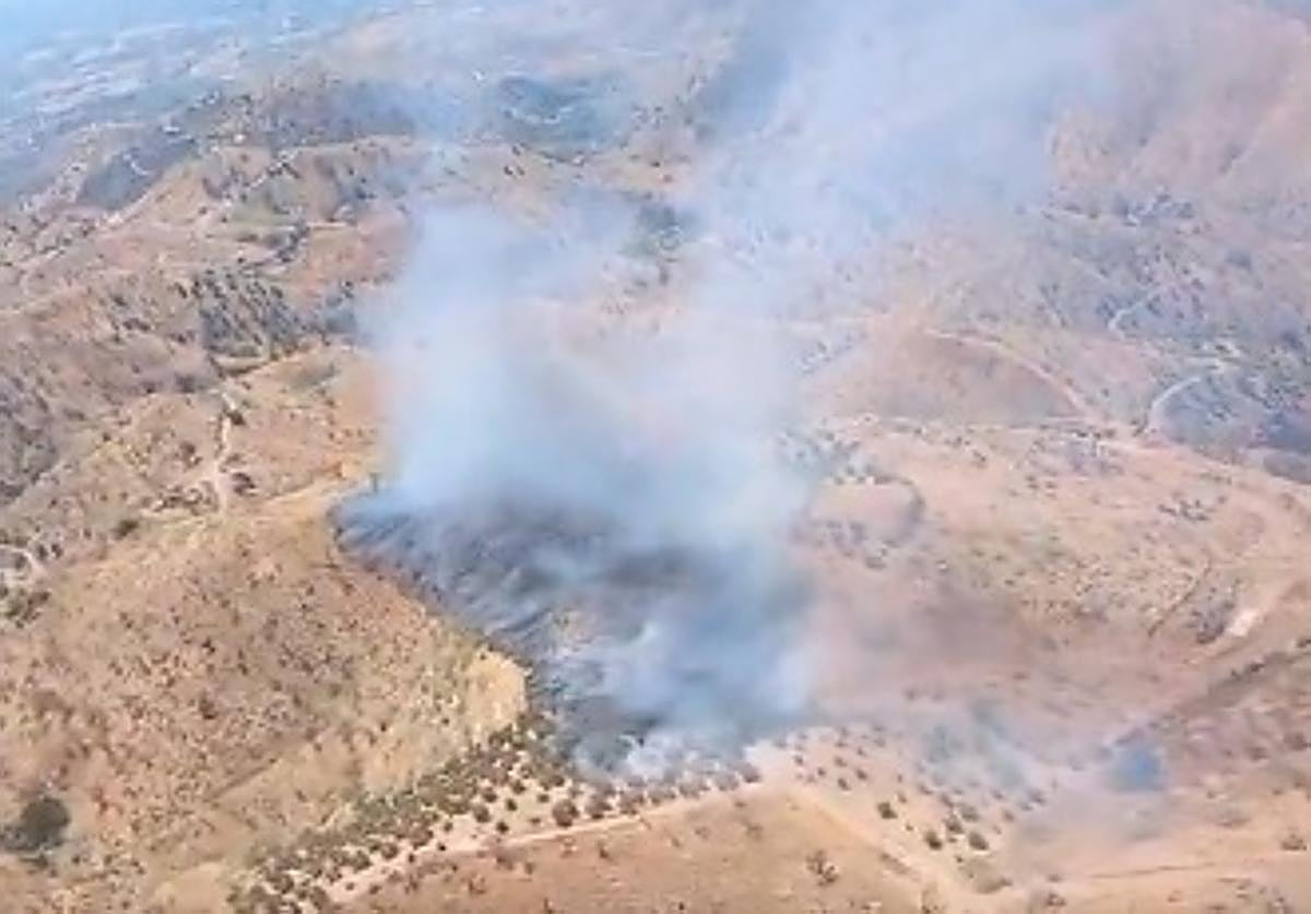 Controlado el incendio en el paraje de la Ermita de las Tres Cruces en Cártama