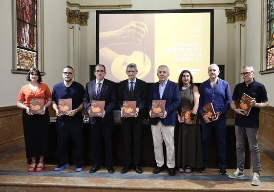 El presidente de Fundación Unicaja, José M. Domínguez, junto al coordinador editorial del informe, José Lebrero y los profesionales del sector que han participado en él.