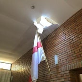 El agujero en el techo de la iglesia, que el ladrón habría realizado para colarse.