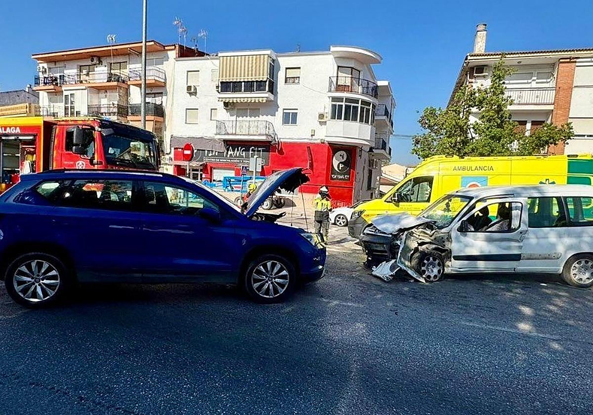 Una colisión frontal entre dos vehículos en la Estación de Cártama deja tres heridos