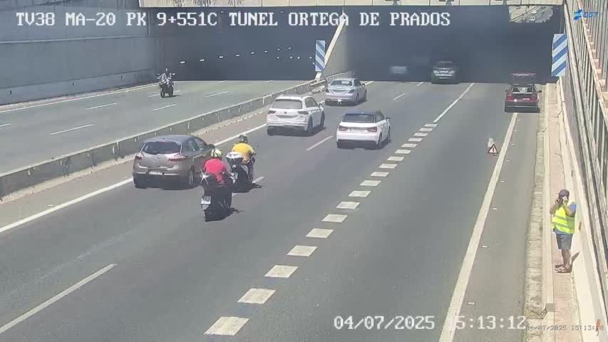 Imagen de la DGT del vehículo averiado en el falso túnel de Carlos Haya