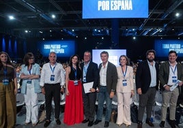 Bendodo junto a Feijóo, Ayuso, Gamarra y otros dirigentes del PP.