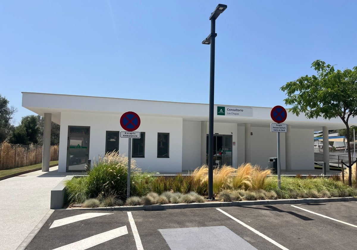 El nuevo centro de salud de Las Chapas ya ha abierto sus puertas fijando la superficie total en 527 metros cuadrados de instalaciones.