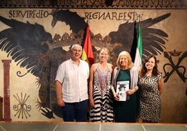 La alcaldesa de Marbella, Ángeles Muñoz, ha recibido en el Ayuntamiento a la artista Laura Chaplin.