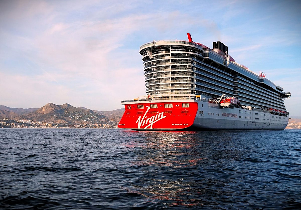El crucero de Virgin, fondeado en la Bahía con la ciudad al fondo.