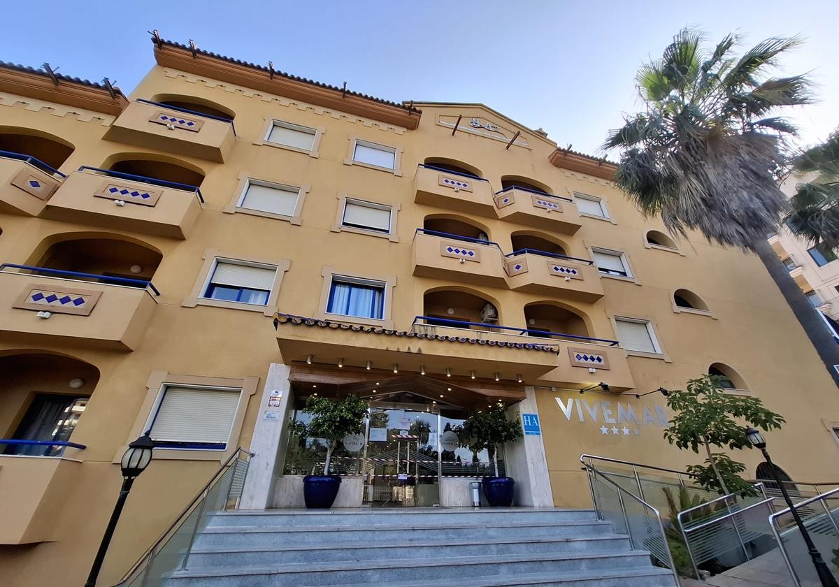 El hotel, con 138 habitaciones, sigue con su actividad tras haber sido precintado por el Ayuntamiento el pasado 17 de junio.