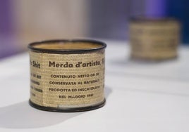 'Merda d'artista', la icónica obra de Piero Manzoni que cuestiona el propio arte, se exhibe en el Pompidou.